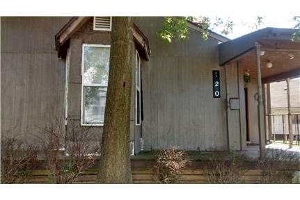 2-3 bedroom home, 2 bath home. - Fort Wayne Clean home with open floorplan