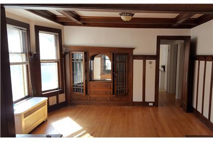 3bdrm / Upper / Wash.Heights - Milwaukee 3bdrm, 1bath, upper, owner occupied; This apartment has beautiful woodwork and an abundance of natural light