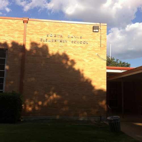 photo of South Davis Elementary School at 2001 South Davis Drive Arlington TX 76013