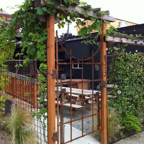 photo of The Yard Cafe at 8312 Greenwood Avenue North Seattle WA 98103