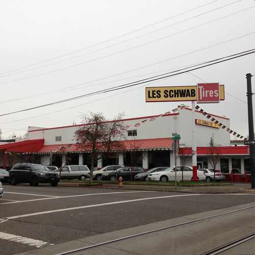 photo of Les Schwab Tire Center at 1210 Northwest 19th Avenue Portland OR 97209