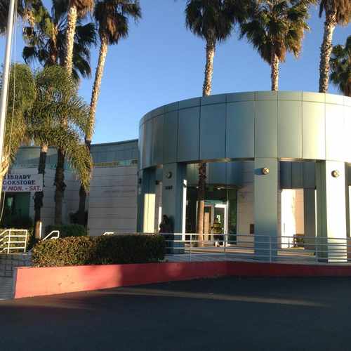 photo of Platt Branch Library at 23600 Victory Boulevard Los Angeles CA 91367