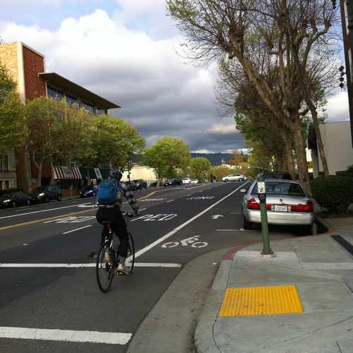photo of Grand Av:Staten Av at 384 Grand Avenue Oakland CA 94610